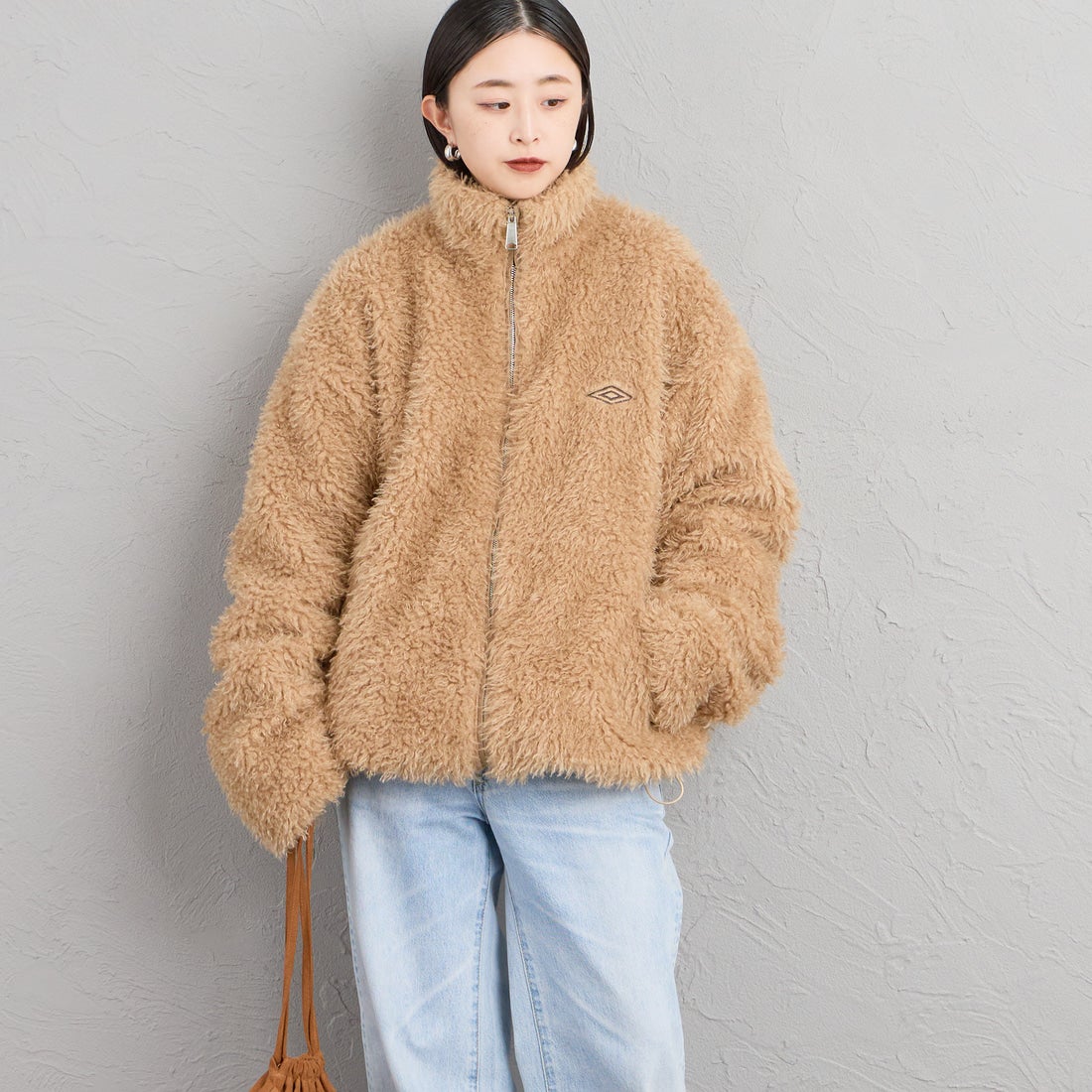 UMBRO [アンブロ] 別注 ボアフリース スタンドカラーブルゾン [201NK26AW-BZ25-JF] MOCHA BROW &&モデル身長：150cm 着用サイズ：S&&