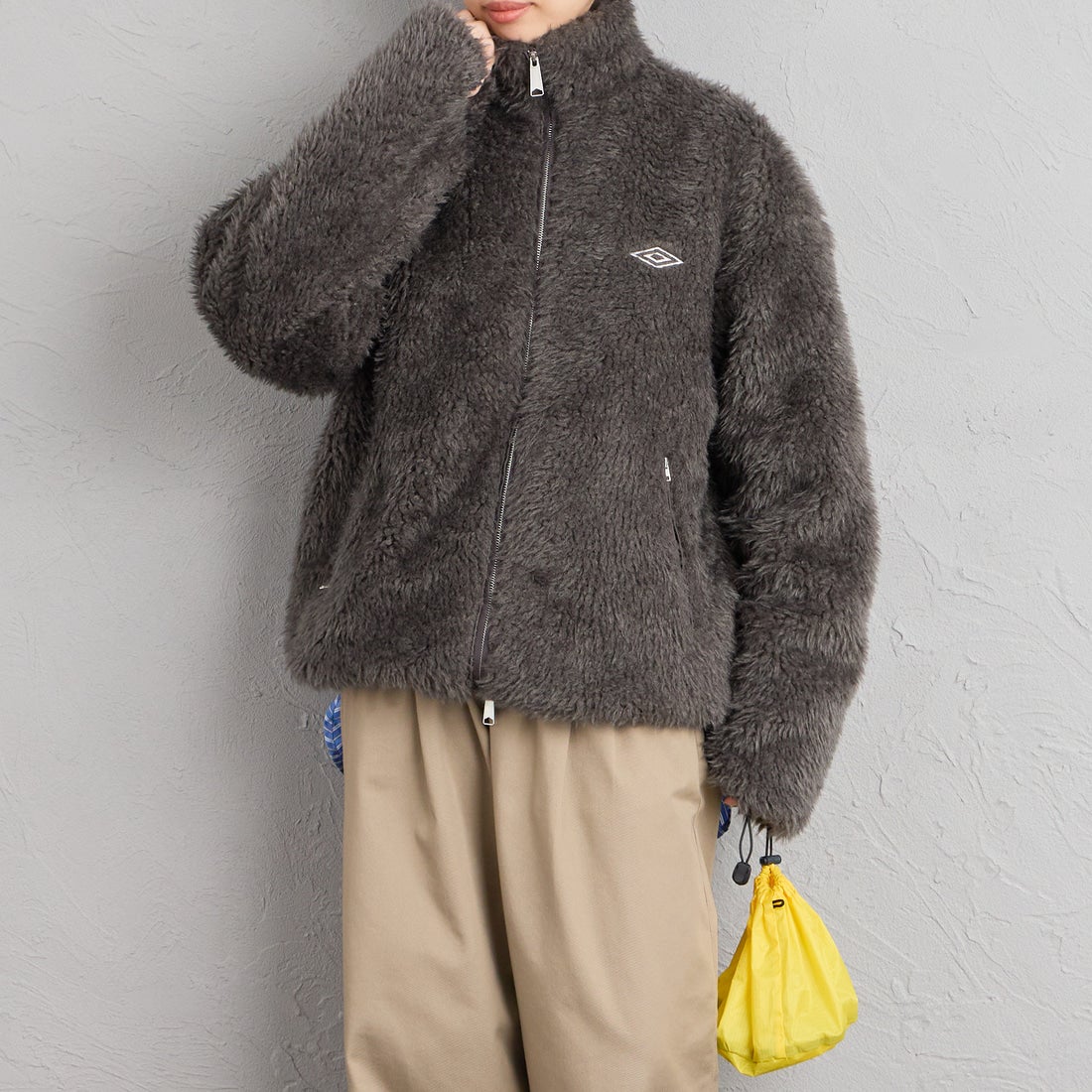 UMBRO [アンブロ] 別注 ボアフリース スタンドカラーブルゾン [201NK26AW-BZ25-JF] CHARCOAL &&モデル身長：162cm 着用サイズ：S&&