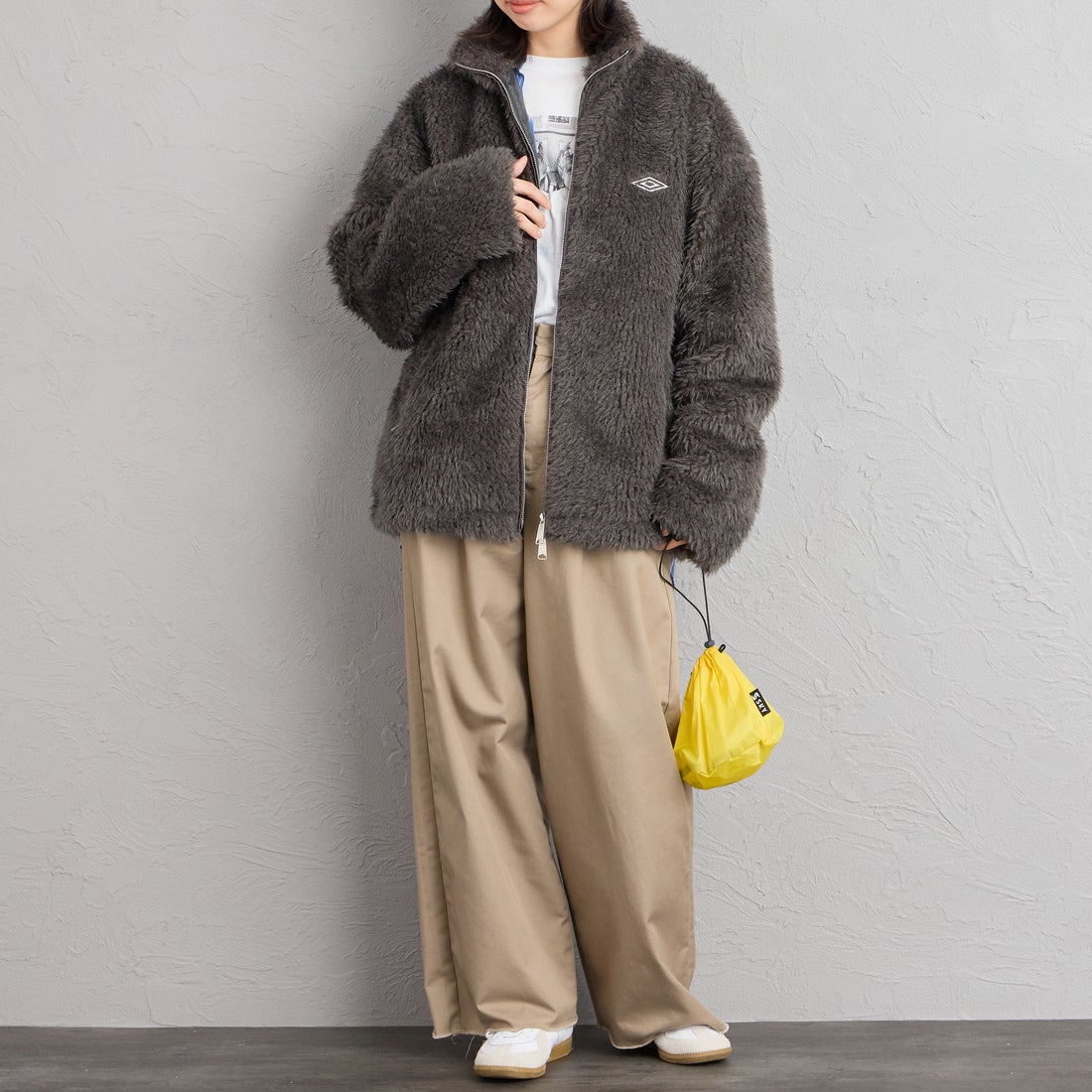 UMBRO [アンブロ] 別注 ボアフリース スタンドカラーブルゾン [201NK26AW-BZ25-JF] CHARCOAL &&モデル身長：162cm 着用サイズ：S&&
