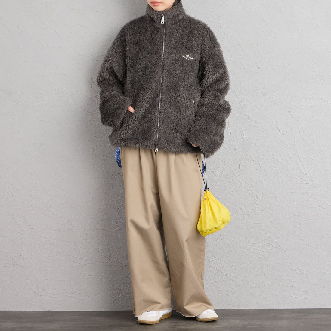 UMBRO [アンブロ] 別注 ボアフリース スタンドカラーブルゾン [201NK26AW-BZ25-JF] CHARCOAL &&モデル身長：162cm 着用サイズ：S&&