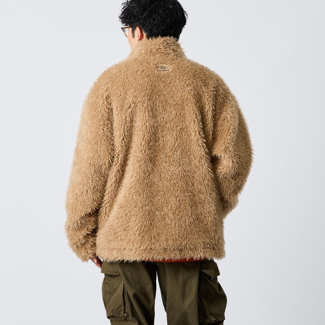 UMBRO [アンブロ] 別注 ボアフリース スタンドカラーブルゾン [201NK26AW-BZ25-JF] MOCHA BROW &&モデル身長：168cm 着用サイズ：L&&