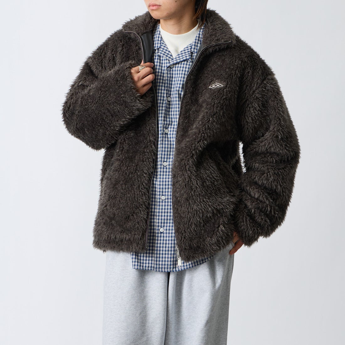 UMBRO [アンブロ] 別注 ボアフリース スタンドカラーブルゾン [201NK26AW-BZ25-JF] CHARCOAL &&モデル身長：177cm 着用サイズ：L&&