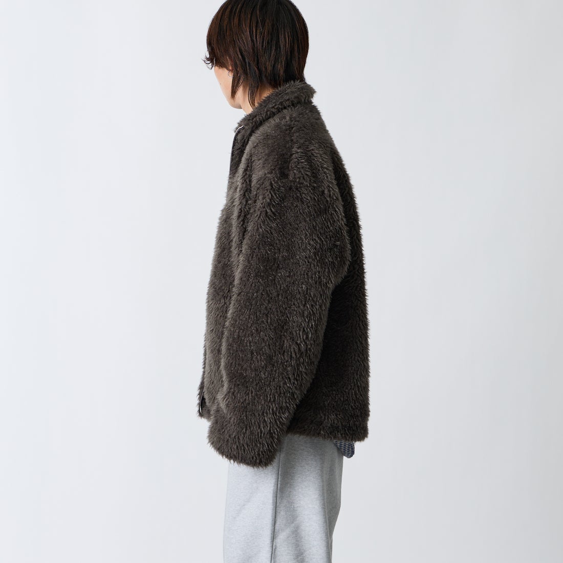 UMBRO [アンブロ] 別注 ボアフリース スタンドカラーブルゾン [201NK26AW-BZ25-JF] CHARCOAL &&モデル身長：177cm 着用サイズ：L&&