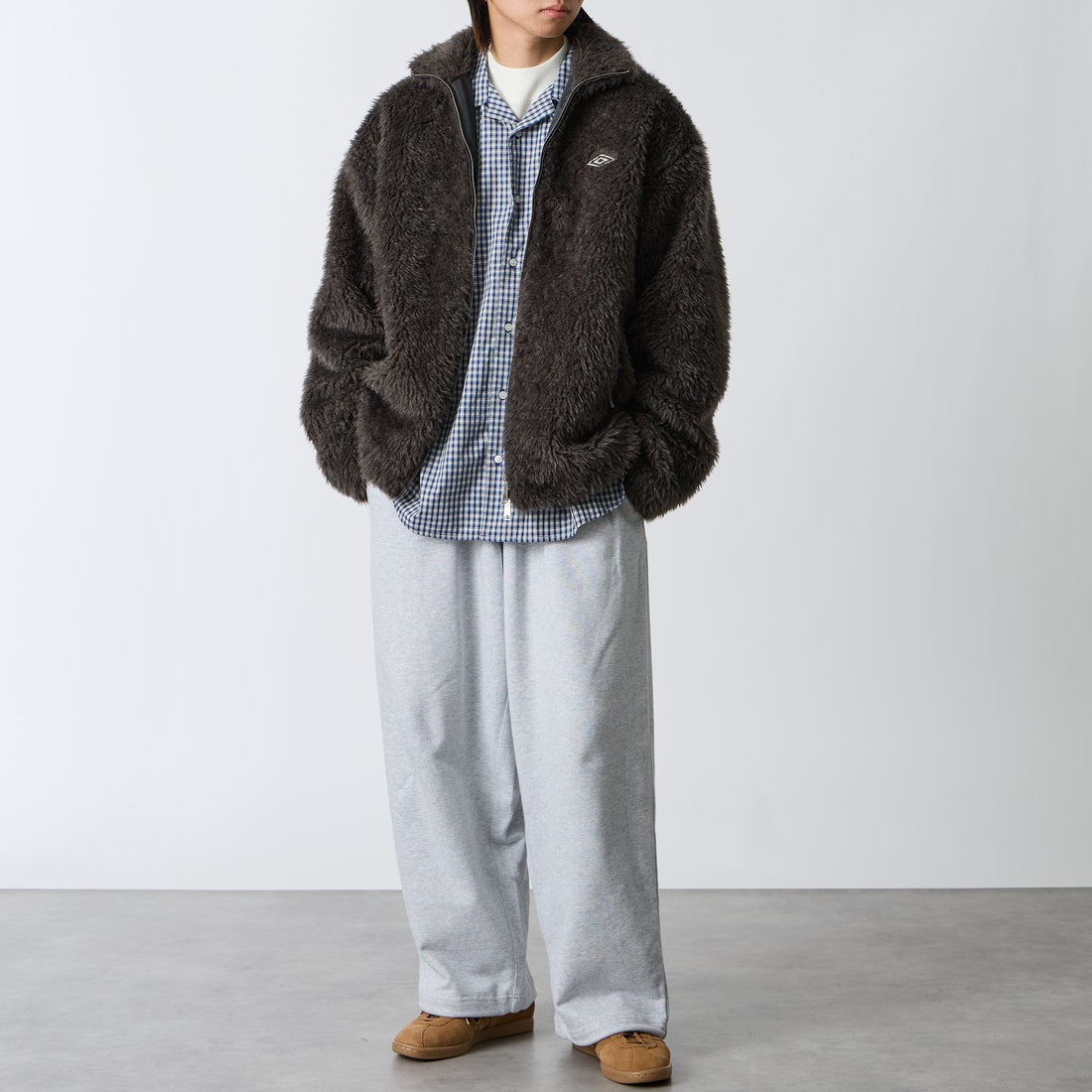 UMBRO [アンブロ] 別注 ボアフリース スタンドカラーブルゾン [201NK26AW-BZ25-JF] CHARCOAL &&モデル身長：177cm 着用サイズ：L&&