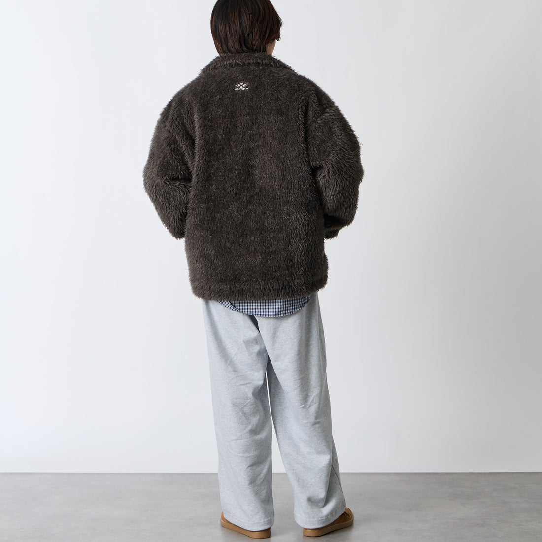 UMBRO [アンブロ] 別注 ボアフリース スタンドカラーブルゾン [201NK26AW-BZ25-JF] CHARCOAL &&モデル身長：177cm 着用サイズ：L&&
