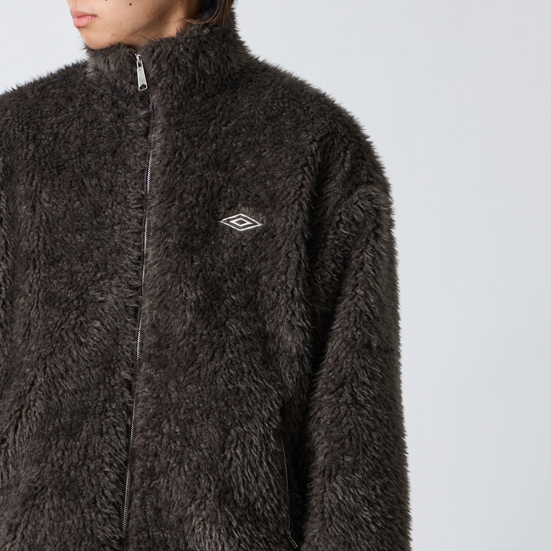 UMBRO [アンブロ] 別注 ボアフリース スタンドカラーブルゾン [201NK26AW-BZ25-JF] CHARCOAL &&モデル身長：177cm 着用サイズ：L&&