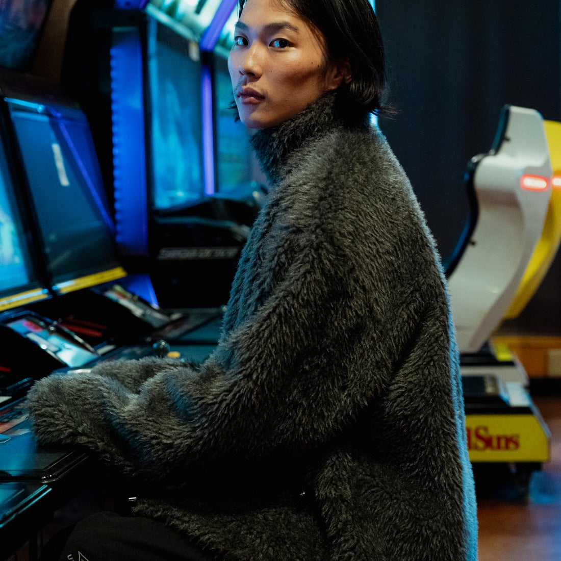 UMBRO [アンブロ] 別注 ボアフリース スタンドカラーブルゾン [201NK26AW-BZ25-JF] CHARCOAL &&モデル身長：175cm 着用サイズ：L&&