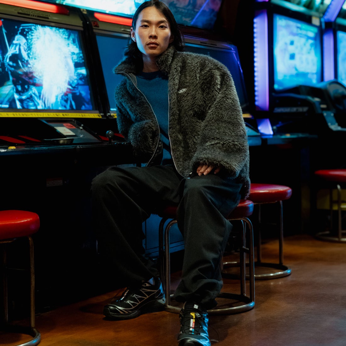 UMBRO [アンブロ] 別注 ボアフリース スタンドカラーブルゾン [201NK26AW-BZ25-JF] CHARCOAL &&モデル身長：175cm 着用サイズ：L&&