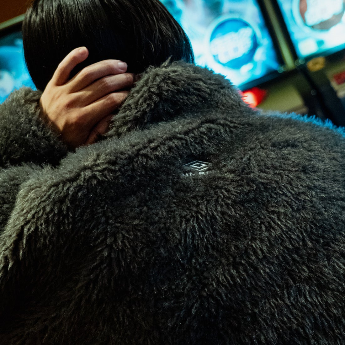 UMBRO [アンブロ] 別注 ボアフリース スタンドカラーブルゾン [201NK26AW-BZ25-JF] CHARCOAL &&モデル身長：175cm 着用サイズ：L&&