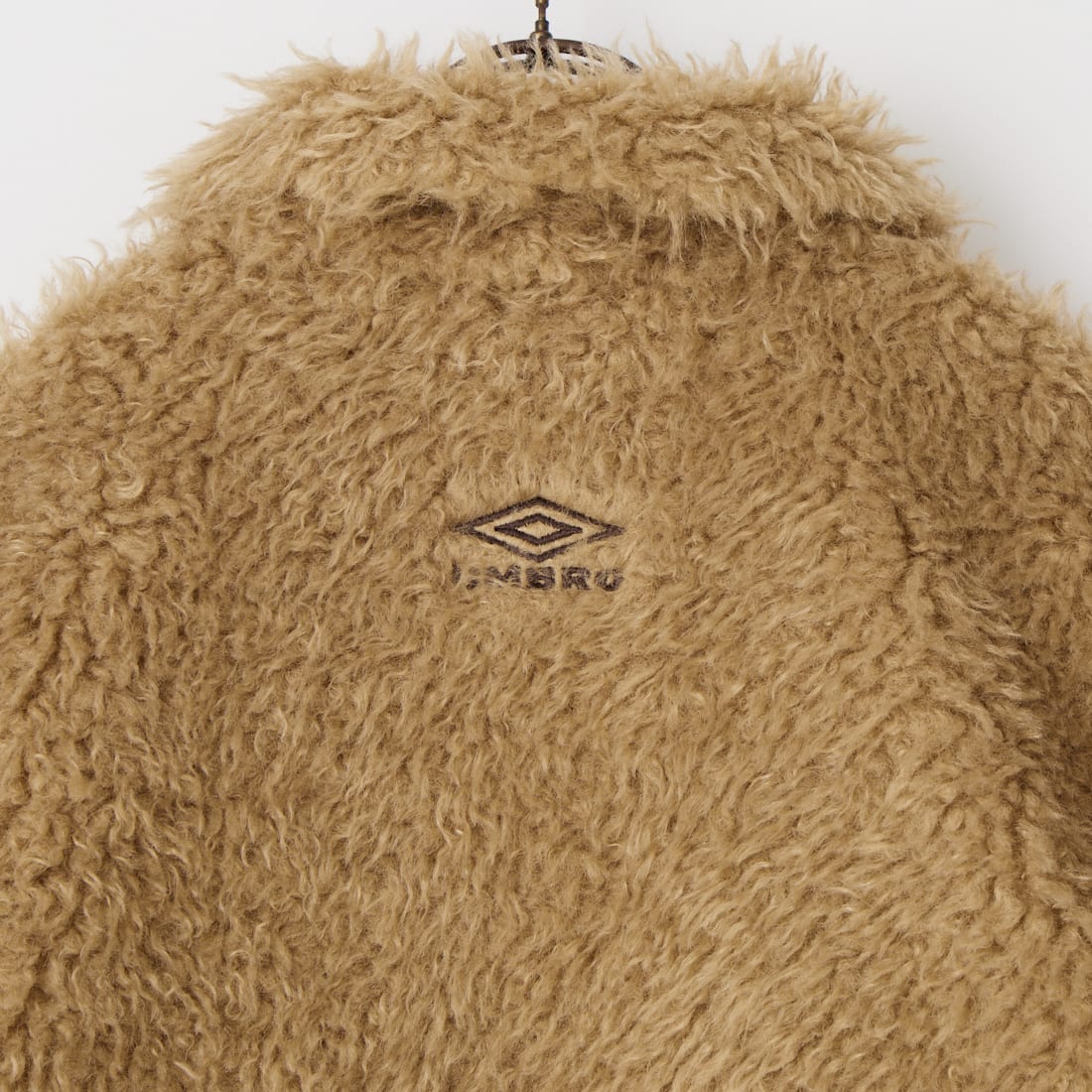 UMBRO [アンブロ] 別注 ボアフリース スタンドカラーブルゾン [201NK26AW-BZ25-JF] MOCHA BROW