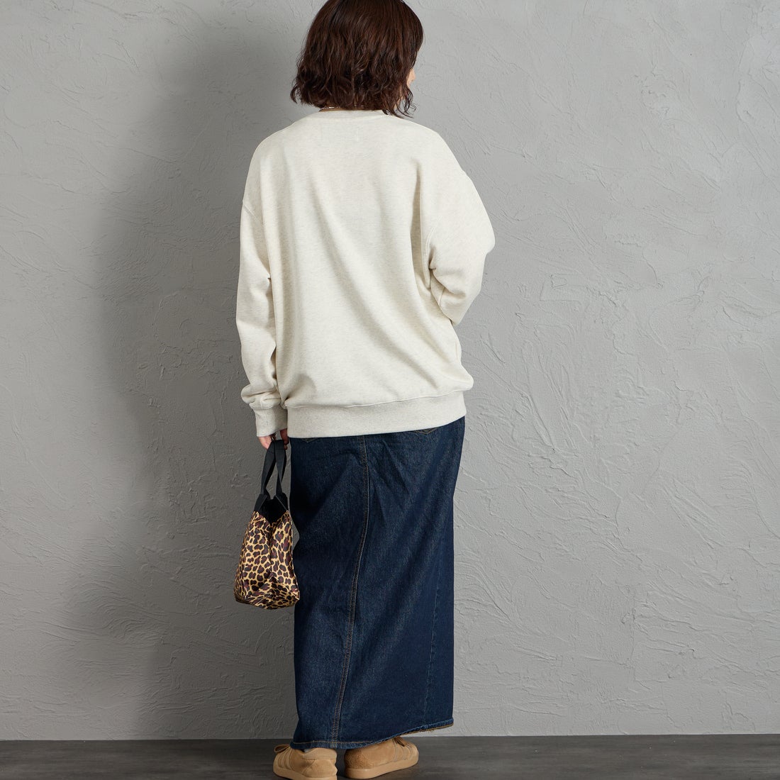 UNIVERSAL OVERALL [ユニバーサルオーバーオール] 別注 カレッジロゴデザイン クルーネックスウェット [U2631228IN-JF] OFF GRAY &&モデル身長：158cm 着用サイズ：S&&