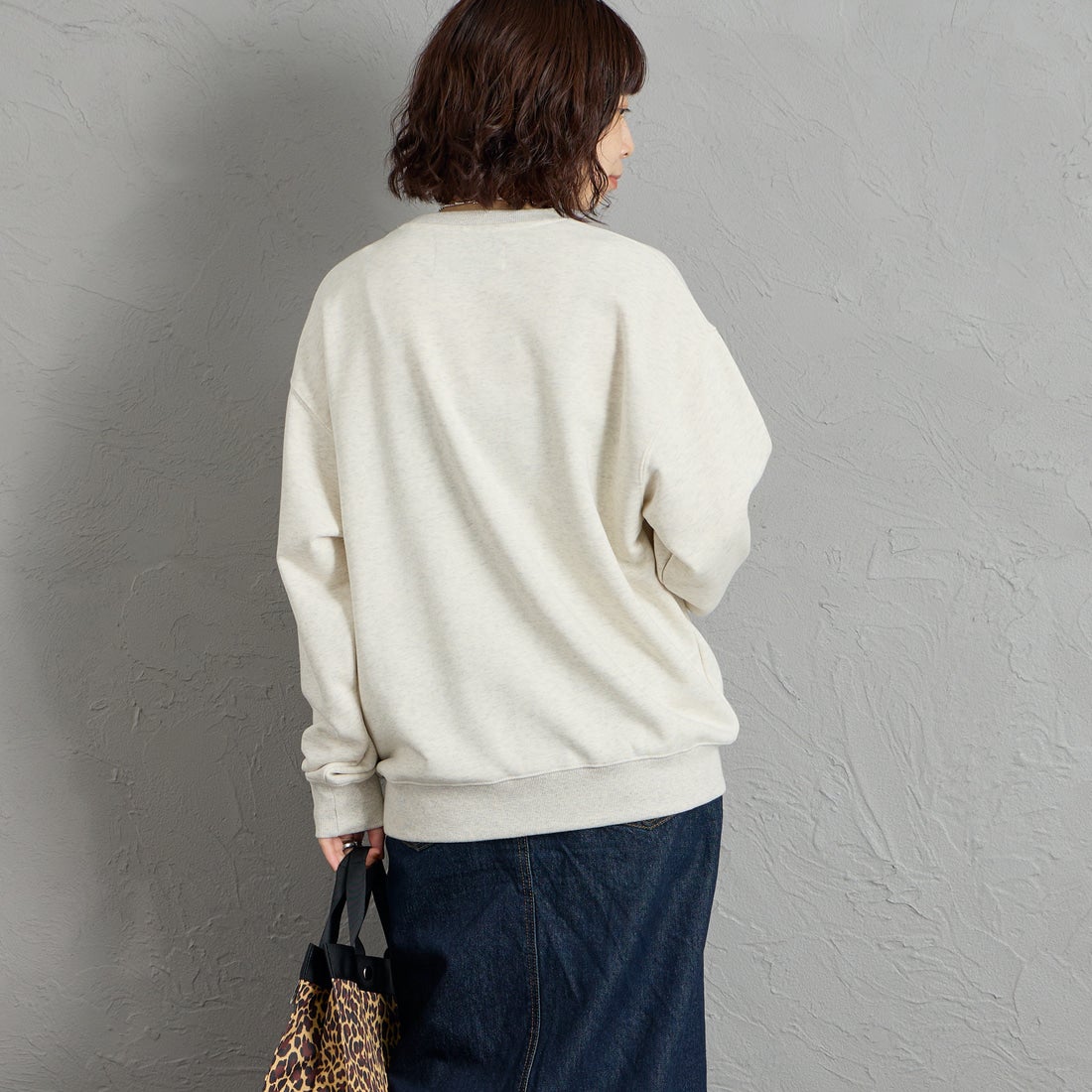 UNIVERSAL OVERALL [ユニバーサルオーバーオール] 別注 カレッジロゴデザイン クルーネックスウェット [U2631228IN-JF] OFF GRAY &&モデル身長：158cm 着用サイズ：S&&