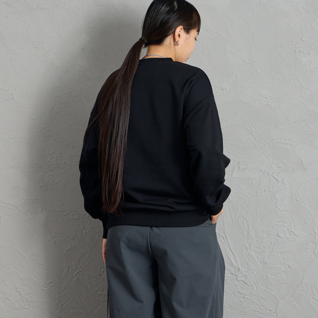 UNIVERSAL OVERALL [ユニバーサルオーバーオール] 別注 カレッジロゴデザイン クルーネックスウェット [U2631228IN-JF] BLACK &&モデル身長：156cm 着用サイズ：S&&