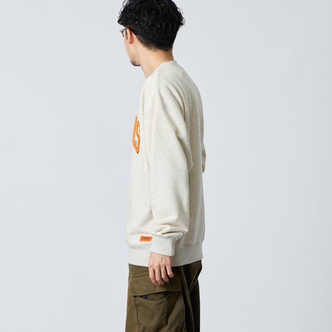 UNIVERSAL OVERALL [ユニバーサルオーバーオール] 別注 カレッジロゴデザイン クルーネックスウェット [U2631228IN-JF] OFF GRAY &&モデル身長：168cm 着用サイズ：L&&