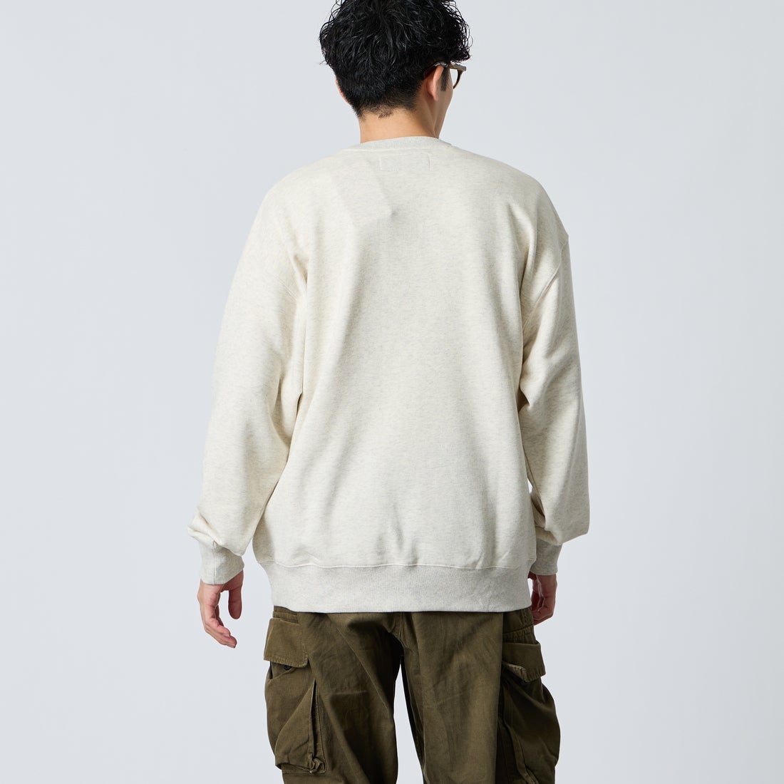 UNIVERSAL OVERALL [ユニバーサルオーバーオール] 別注 カレッジロゴデザイン クルーネックスウェット [U2631228IN-JF] OFF GRAY &&モデル身長：168cm 着用サイズ：L&&