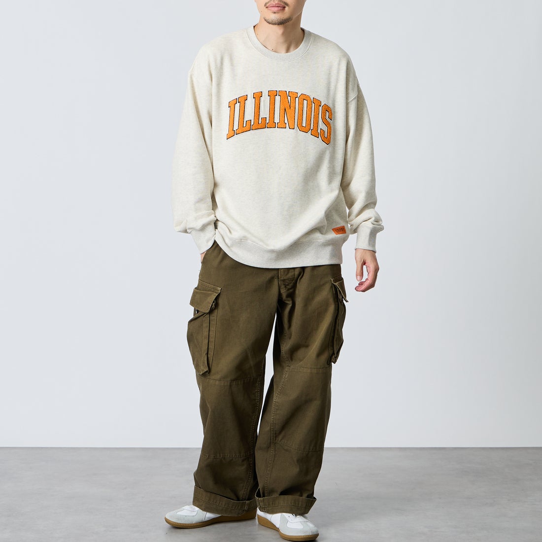 UNIVERSAL OVERALL [ユニバーサルオーバーオール] 別注 カレッジロゴデザイン クルーネックスウェット [U2631228IN-JF] OFF GRAY &&モデル身長：168cm 着用サイズ：L&&