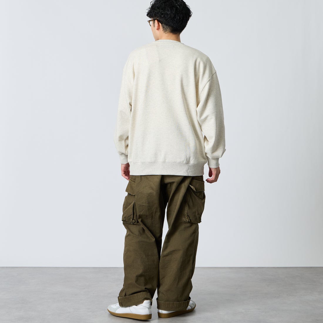 UNIVERSAL OVERALL [ユニバーサルオーバーオール] 別注 カレッジロゴデザイン クルーネックスウェット [U2631228IN-JF] OFF GRAY &&モデル身長：168cm 着用サイズ：L&&