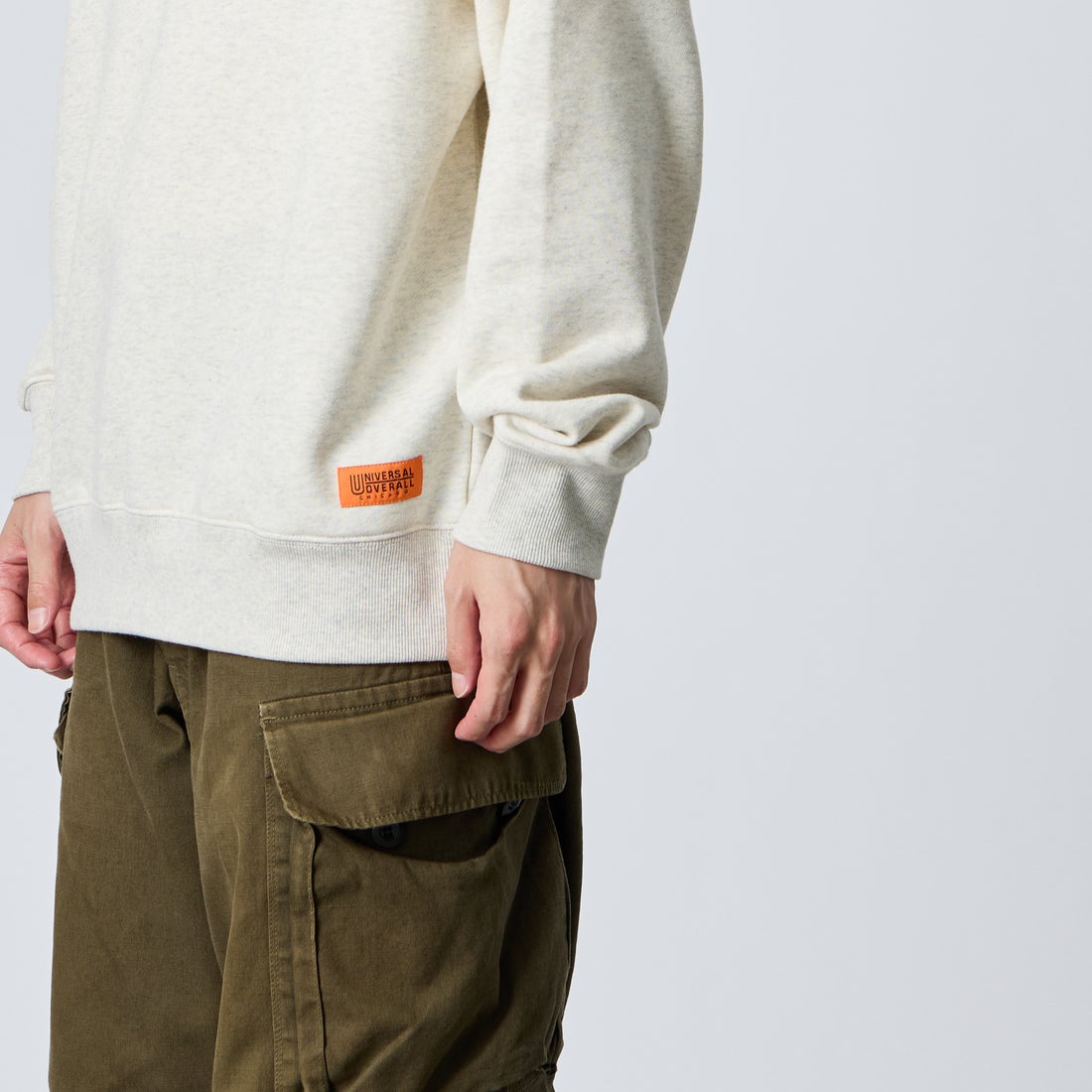UNIVERSAL OVERALL [ユニバーサルオーバーオール] 別注 カレッジロゴデザイン クルーネックスウェット [U2631228IN-JF] OFF GRAY &&モデル身長：168cm 着用サイズ：L&&