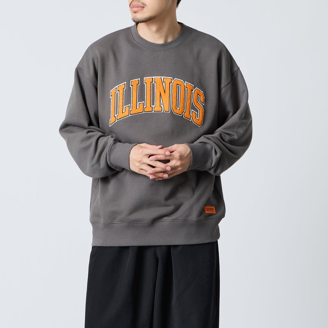 UNIVERSAL OVERALL [ユニバーサルオーバーオール] 別注 カレッジロゴデザイン クルーネックスウェット [U2631228IN-JF] CHARCOAL &&モデル身長：168cm 着用サイズ：L&&