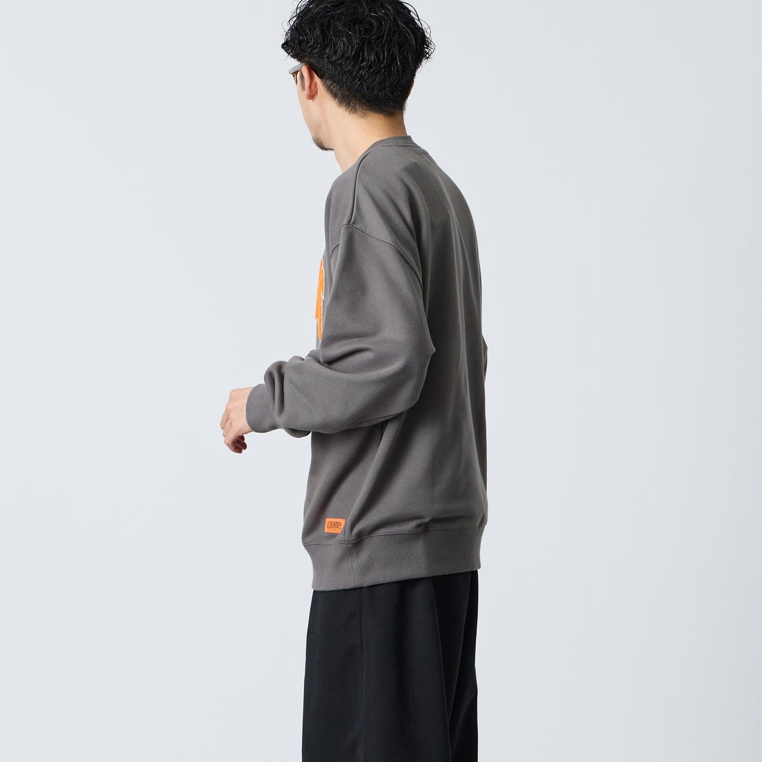 UNIVERSAL OVERALL [ユニバーサルオーバーオール] 別注 カレッジロゴデザイン クルーネックスウェット [U2631228IN-JF] CHARCOAL &&モデル身長：168cm 着用サイズ：L&&
