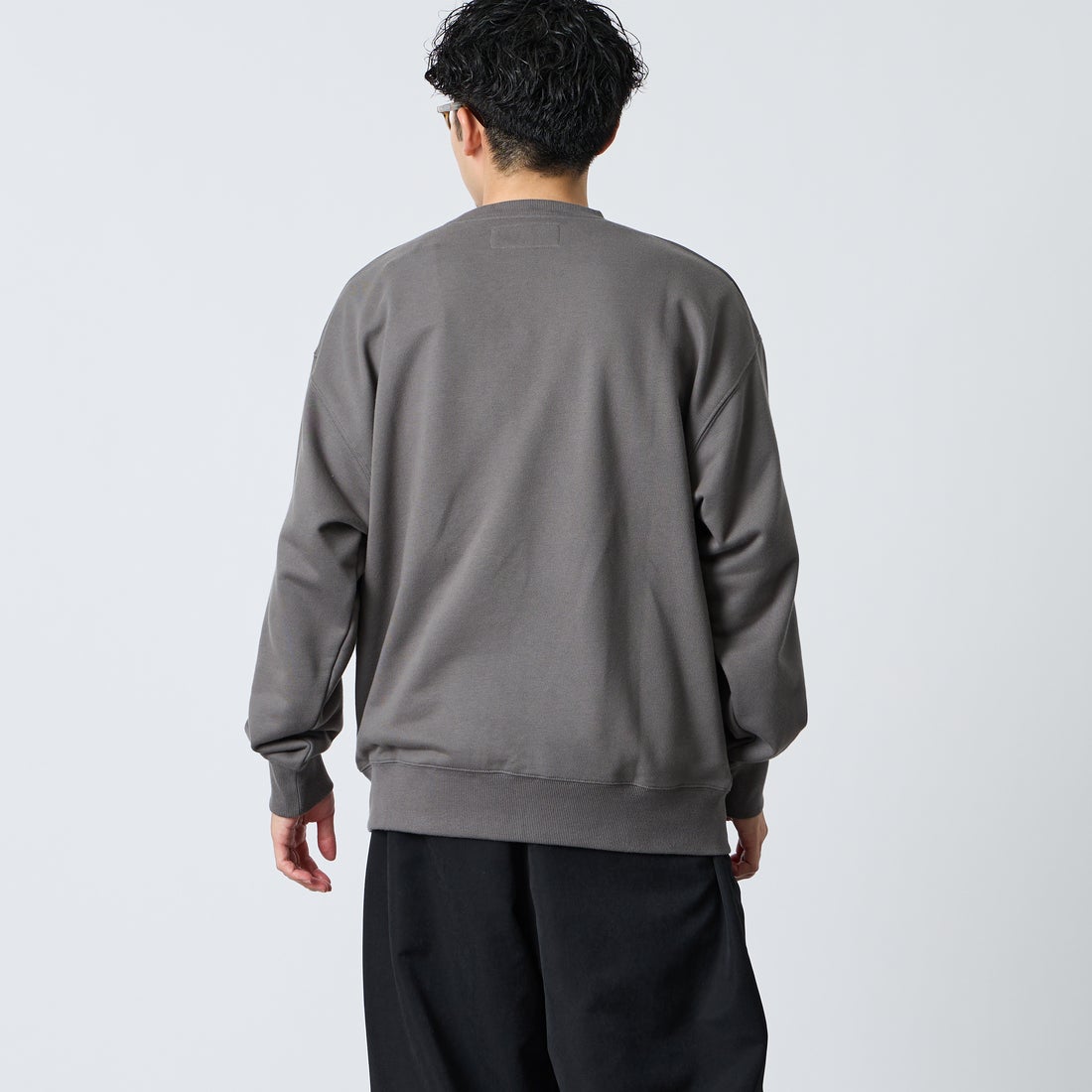 UNIVERSAL OVERALL [ユニバーサルオーバーオール] 別注 カレッジロゴデザイン クルーネックスウェット [U2631228IN-JF] CHARCOAL &&モデル身長：168cm 着用サイズ：L&&