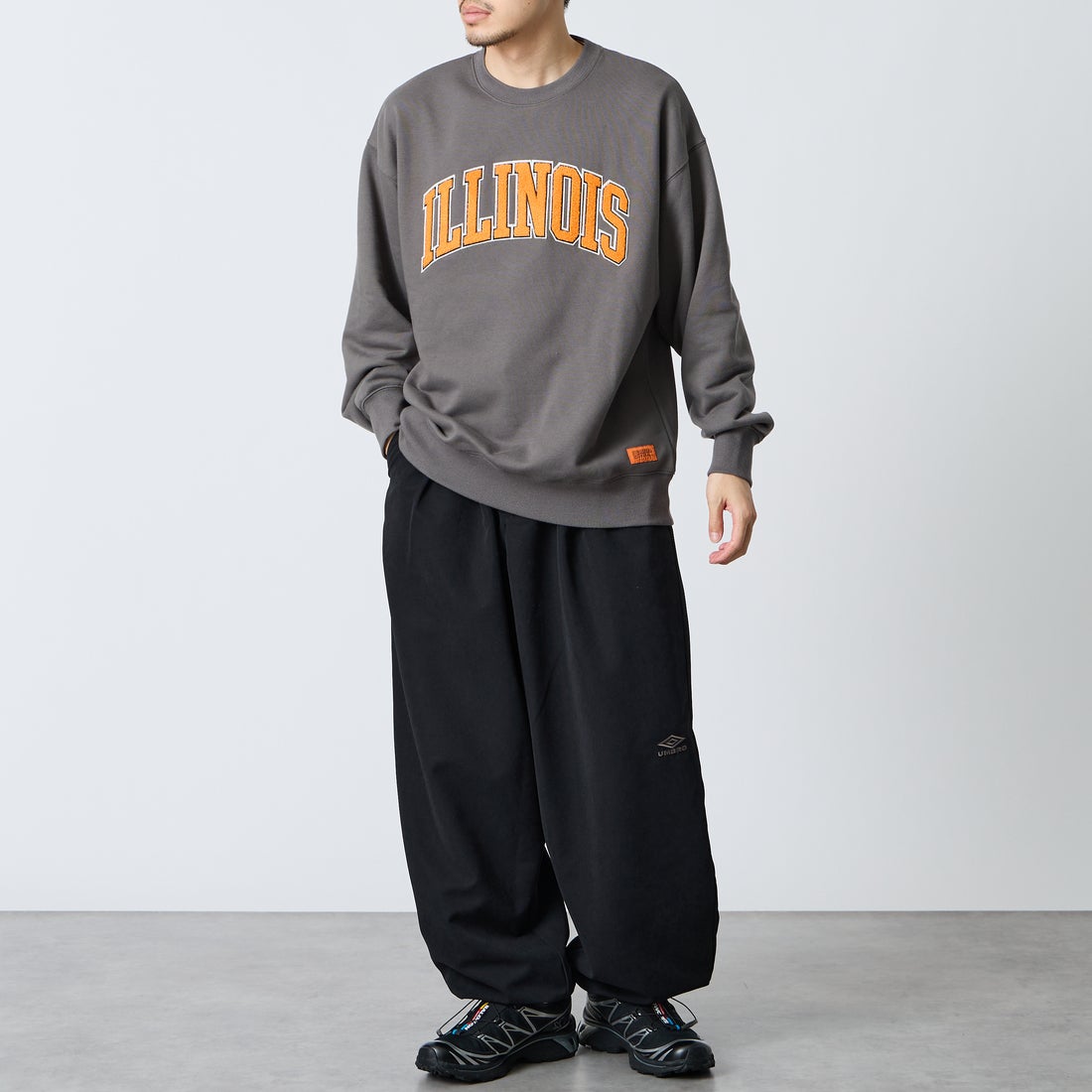 UNIVERSAL OVERALL [ユニバーサルオーバーオール] 別注 カレッジロゴデザイン クルーネックスウェット [U2631228IN-JF] CHARCOAL &&モデル身長：168cm 着用サイズ：L&&