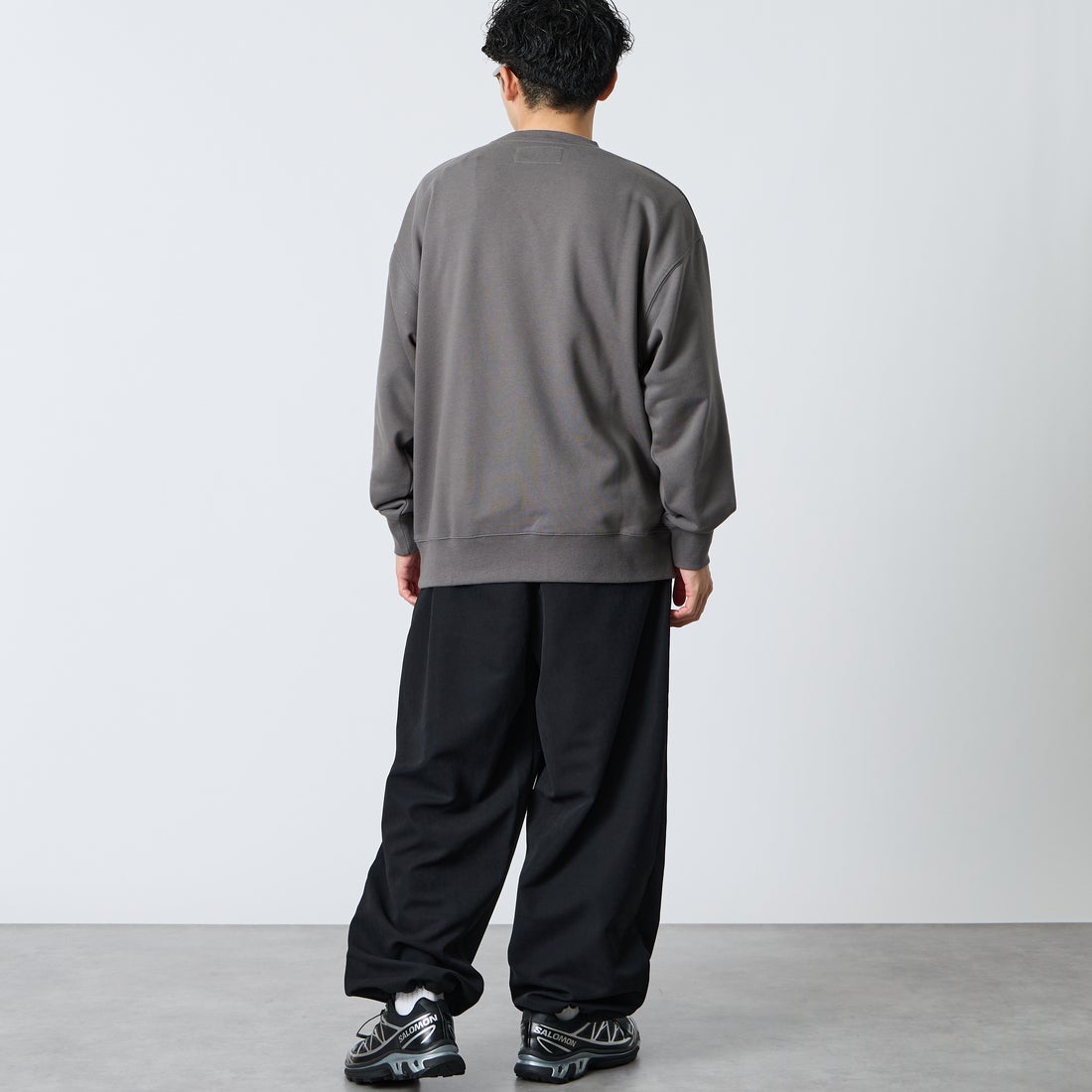 UNIVERSAL OVERALL [ユニバーサルオーバーオール] 別注 カレッジロゴデザイン クルーネックスウェット [U2631228IN-JF] CHARCOAL &&モデル身長：168cm 着用サイズ：L&&