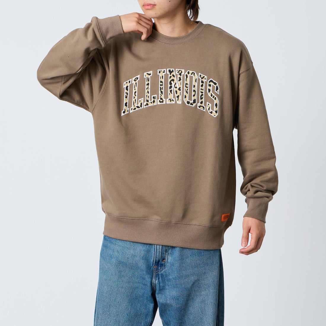 UNIVERSAL OVERALL [ユニバーサルオーバーオール] 別注 カレッジロゴデザイン クルーネックスウェット [U2631228IN-JF] BEIGE &&モデル身長：177cm 着用サイズ：L&&