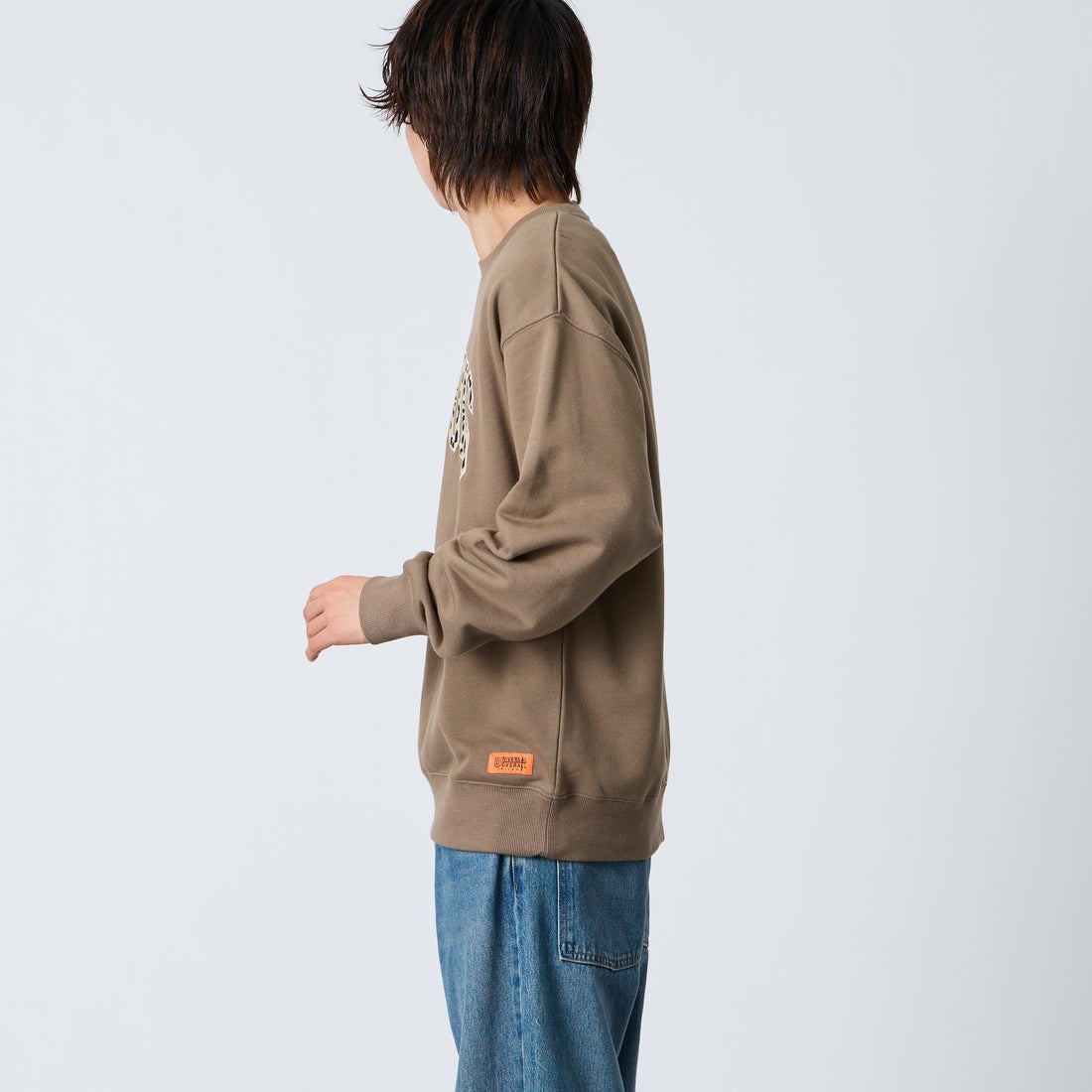 UNIVERSAL OVERALL [ユニバーサルオーバーオール] 別注 カレッジロゴデザイン クルーネックスウェット [U2631228IN-JF] BEIGE &&モデル身長：177cm 着用サイズ：L&&