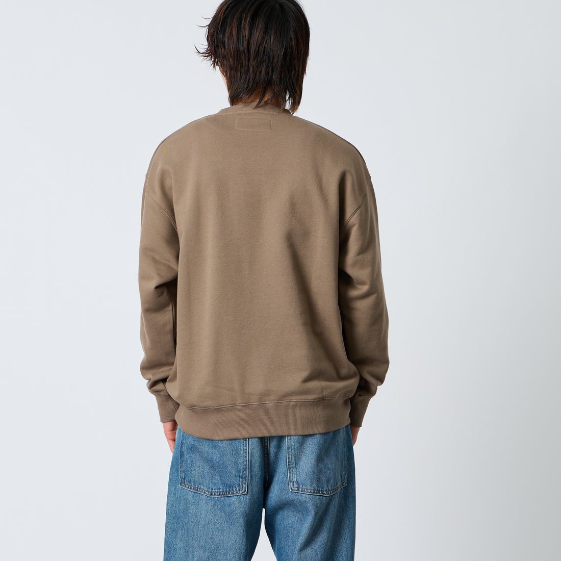 UNIVERSAL OVERALL [ユニバーサルオーバーオール] 別注 カレッジロゴデザイン クルーネックスウェット [U2631228IN-JF] BEIGE &&モデル身長：177cm 着用サイズ：L&&