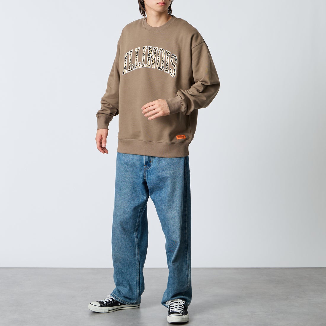 UNIVERSAL OVERALL [ユニバーサルオーバーオール] 別注 カレッジロゴデザイン クルーネックスウェット [U2631228IN-JF] BEIGE &&モデル身長：177cm 着用サイズ：L&&