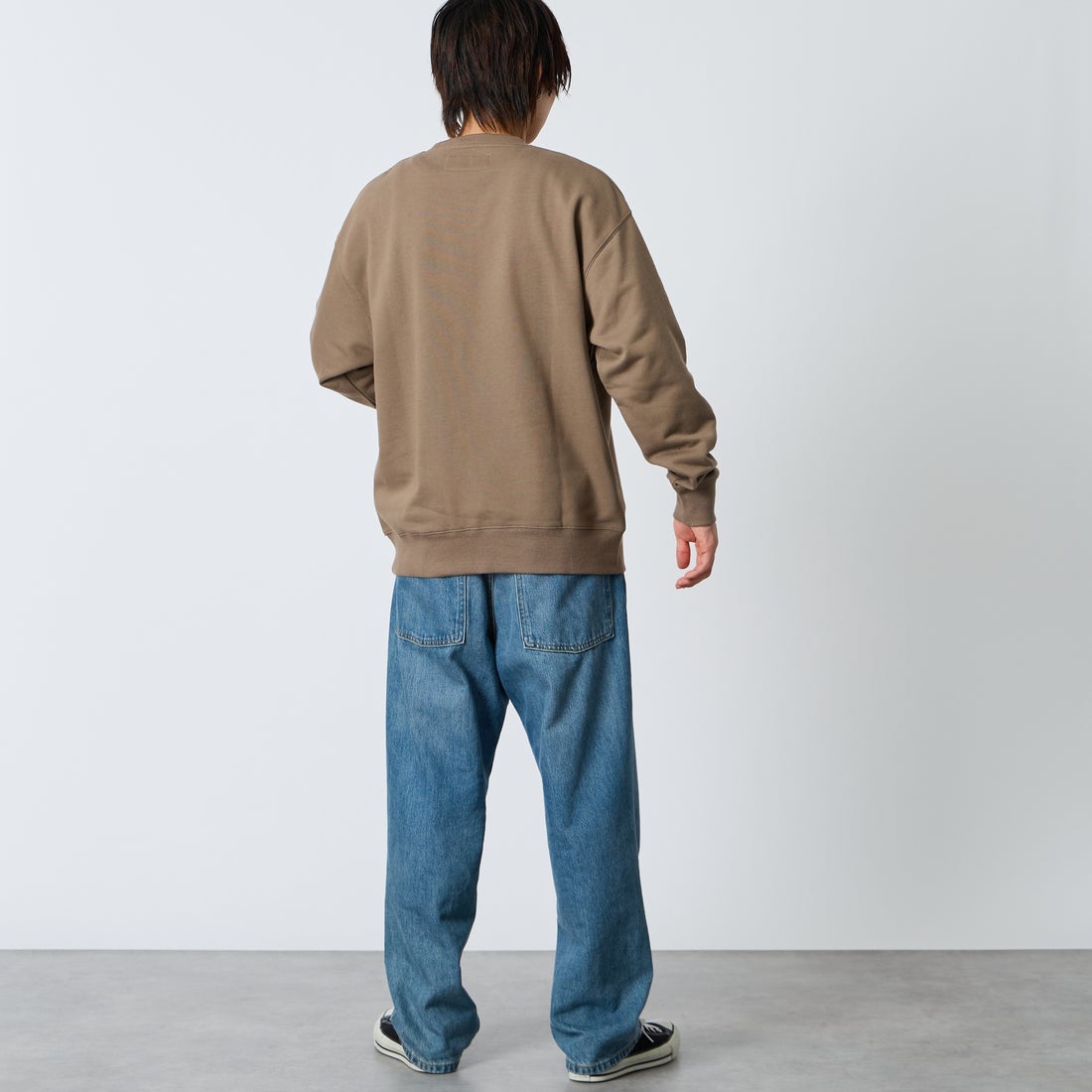 UNIVERSAL OVERALL [ユニバーサルオーバーオール] 別注 カレッジロゴデザイン クルーネックスウェット [U2631228IN-JF] BEIGE &&モデル身長：177cm 着用サイズ：L&&