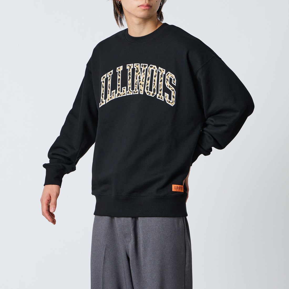 UNIVERSAL OVERALL [ユニバーサルオーバーオール] 別注 カレッジロゴデザイン クルーネックスウェット [U2631228IN-JF] BLACK &&モデル身長：177cm 着用サイズ：L&&