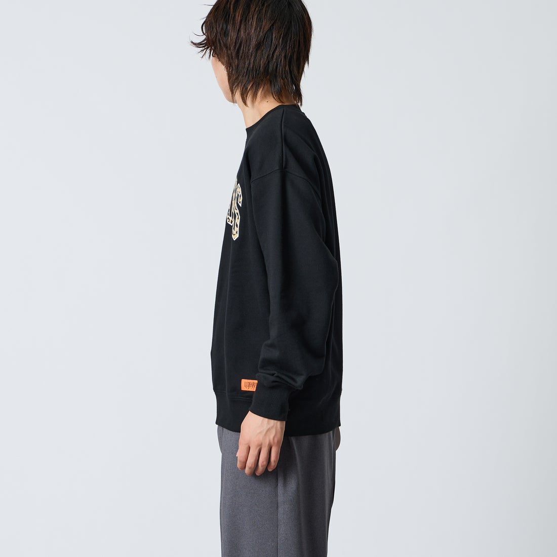 UNIVERSAL OVERALL [ユニバーサルオーバーオール] 別注 カレッジロゴデザイン クルーネックスウェット [U2631228IN-JF] BLACK &&モデル身長：177cm 着用サイズ：L&&