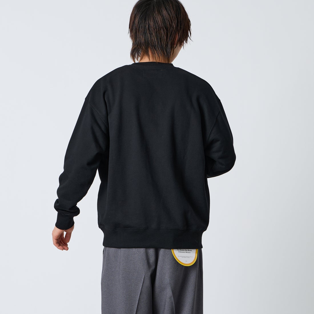 UNIVERSAL OVERALL [ユニバーサルオーバーオール] 別注 カレッジロゴデザイン クルーネックスウェット [U2631228IN-JF] BLACK &&モデル身長：177cm 着用サイズ：L&&