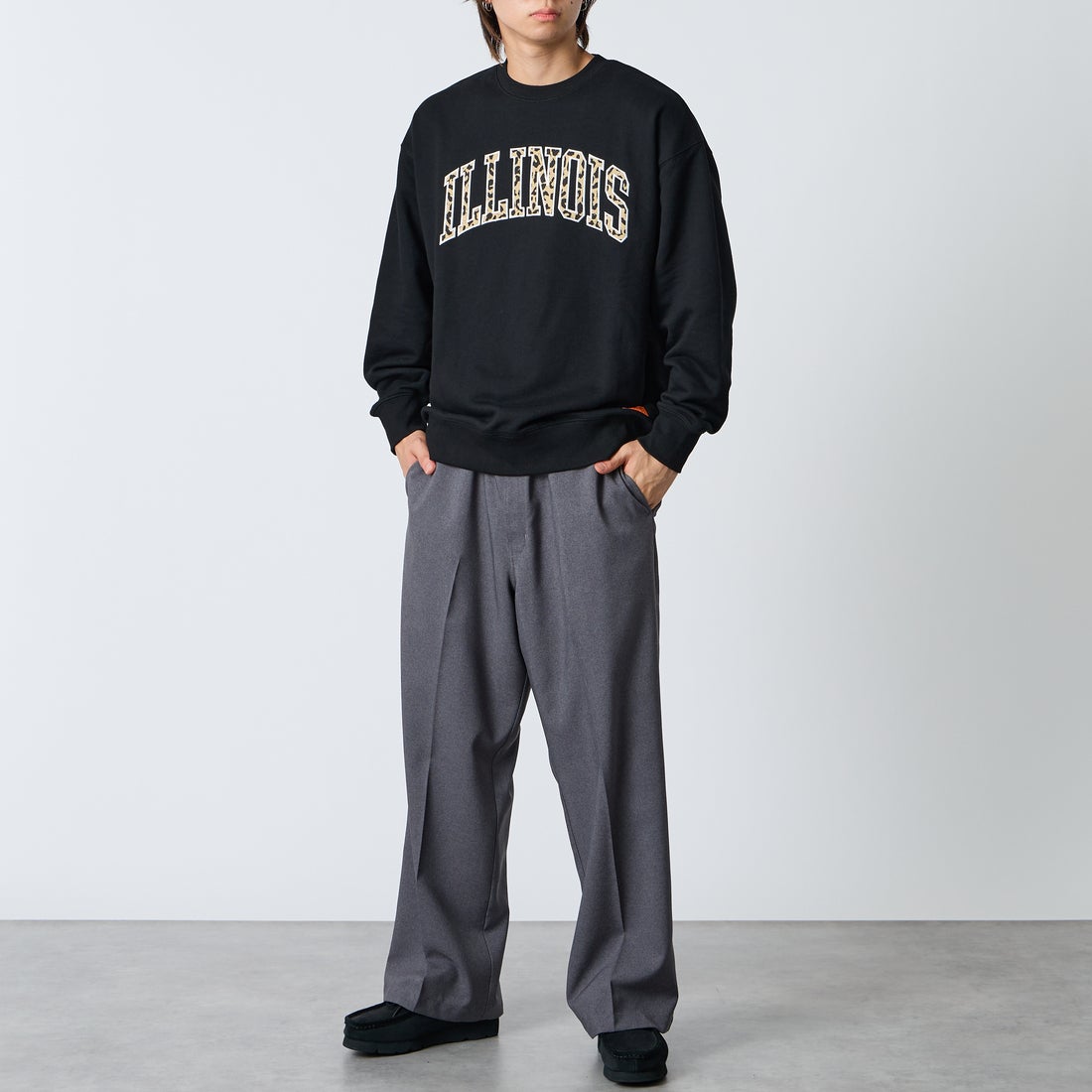 UNIVERSAL OVERALL [ユニバーサルオーバーオール] 別注 カレッジロゴデザイン クルーネックスウェット [U2631228IN-JF] BLACK &&モデル身長：177cm 着用サイズ：L&&