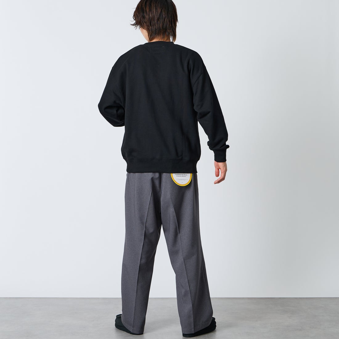 UNIVERSAL OVERALL [ユニバーサルオーバーオール] 別注 カレッジロゴデザイン クルーネックスウェット [U2631228IN-JF] BLACK &&モデル身長：177cm 着用サイズ：L&&