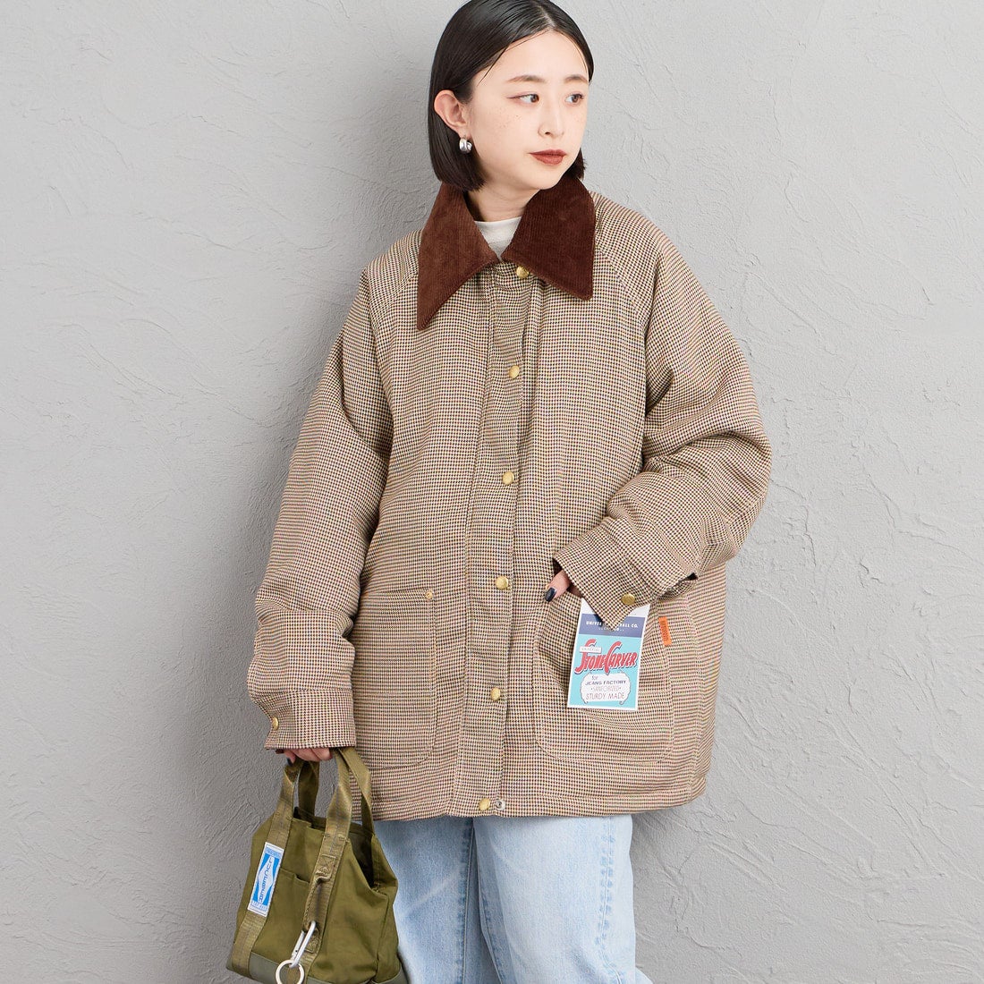 UNIVERSAL OVERALL [ユニバーサルオーバーオール] 別注 中綿入り チェック柄カバーオールジャケット [U2632496IN-JF] BEIGE &&モデル身長：150cm 着用サイズ：F&&
