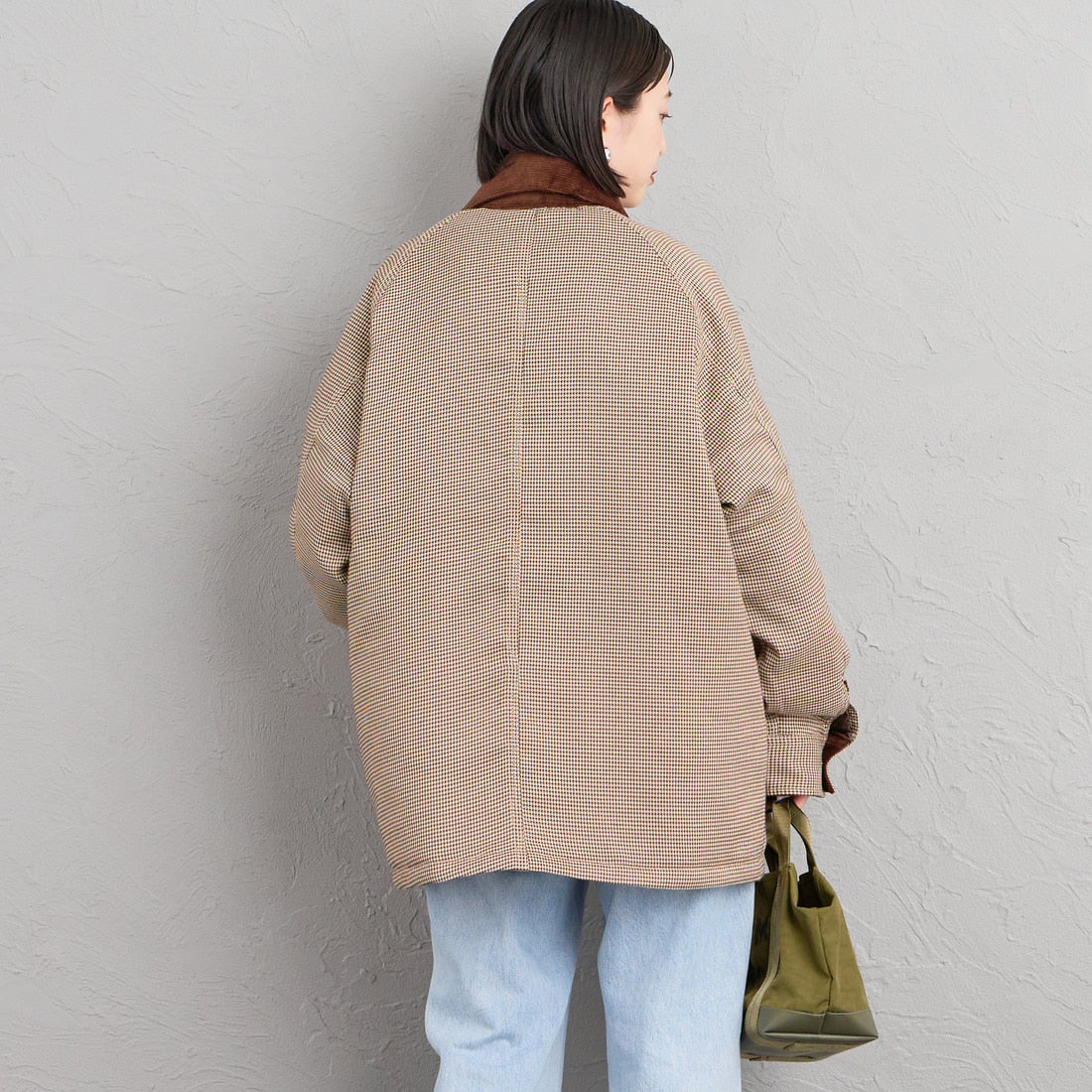 UNIVERSAL OVERALL [ユニバーサルオーバーオール] 別注 中綿入り チェック柄カバーオールジャケット [U2632496IN-JF] BEIGE &&モデル身長：150cm 着用サイズ：F&&
