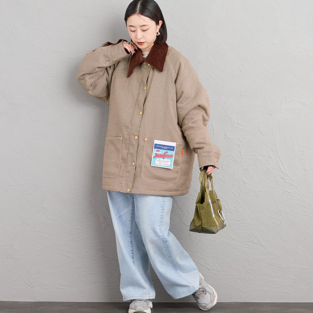 UNIVERSAL OVERALL [ユニバーサルオーバーオール] 別注 中綿入り チェック柄カバーオールジャケット [U2632496IN-JF] BEIGE &&モデル身長：150cm 着用サイズ：F&&