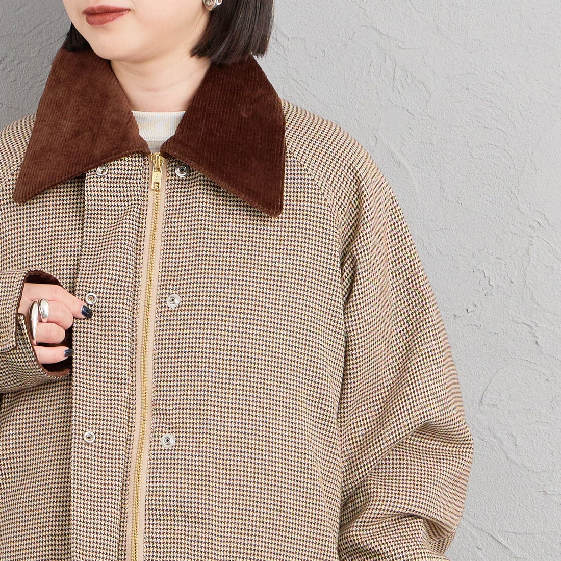 UNIVERSAL OVERALL [ユニバーサルオーバーオール] 別注 中綿入り チェック柄カバーオールジャケット [U2632496IN-JF] BEIGE &&モデル身長：150cm 着用サイズ：F&&