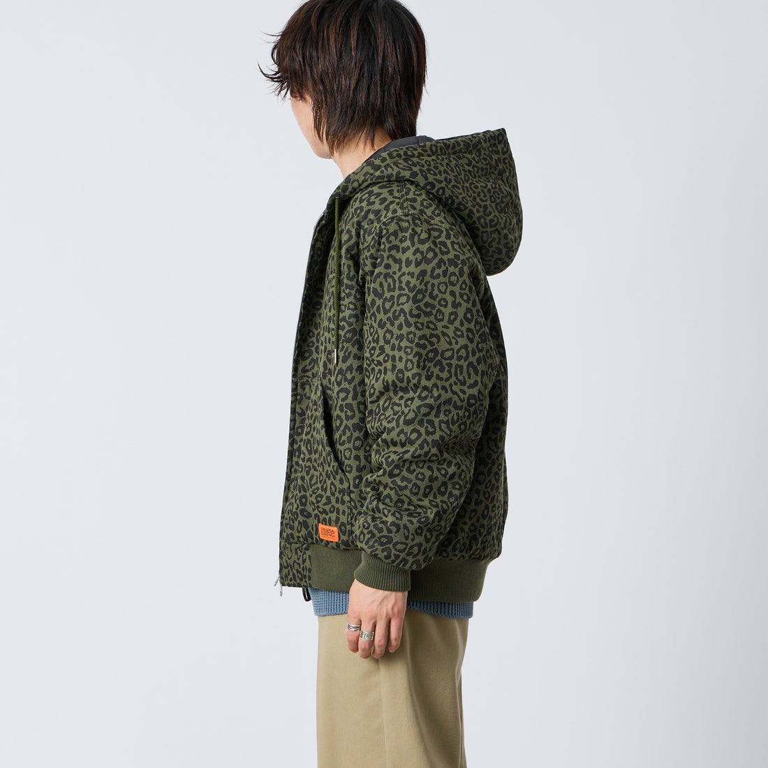 UNIVERSAL OVERALL [ユニバーサルオーバーオール] 別注 アクティブフードジャケット [U2633425IN-JF] LEO OLV &&モデル身長：177cm 着用サイズ：L&&