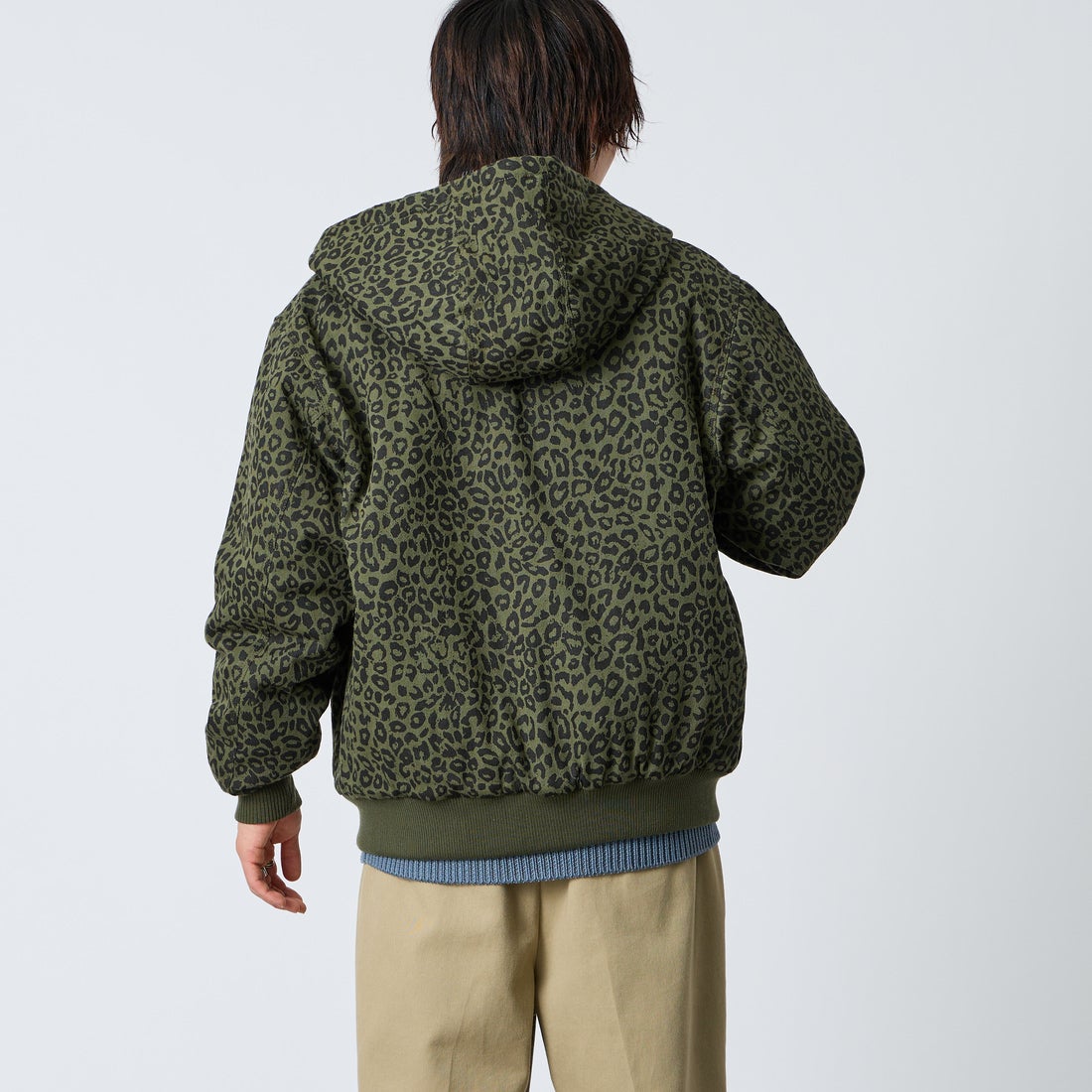 UNIVERSAL OVERALL [ユニバーサルオーバーオール] 別注 アクティブフードジャケット [U2633425IN-JF] LEO OLV &&モデル身長：177cm 着用サイズ：L&&