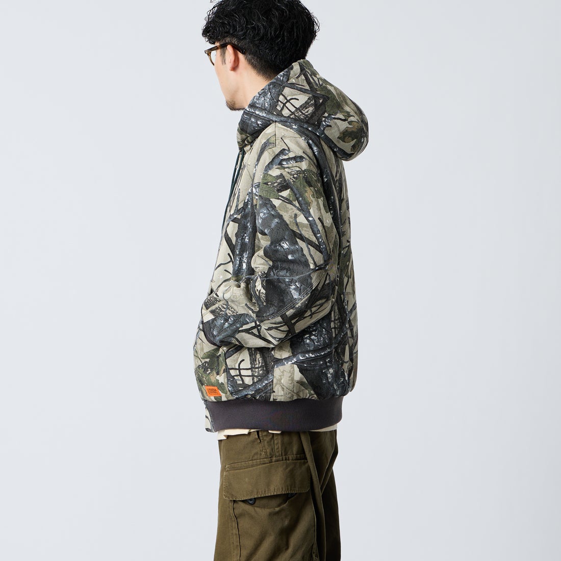 UNIVERSAL OVERALL [ユニバーサルオーバーオール] 別注 アクティブフードジャケット [U2633425IN-JF] REAL TREE &&モデル身長：168cm 着用サイズ：L&&