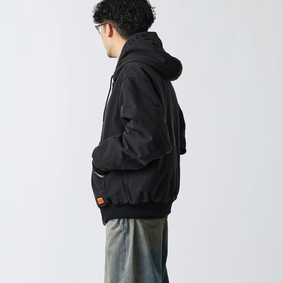 UNIVERSAL OVERALL [ユニバーサルオーバーオール] 別注 アクティブフードジャケット [U2633425IN-JF] BLACK &&モデル身長：168cm 着用サイズ：L&&
