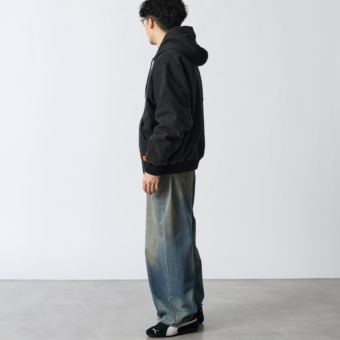 UNIVERSAL OVERALL [ユニバーサルオーバーオール] 別注 アクティブフードジャケット [U2633425IN-JF] BLACK &&モデル身長：168cm 着用サイズ：L&&