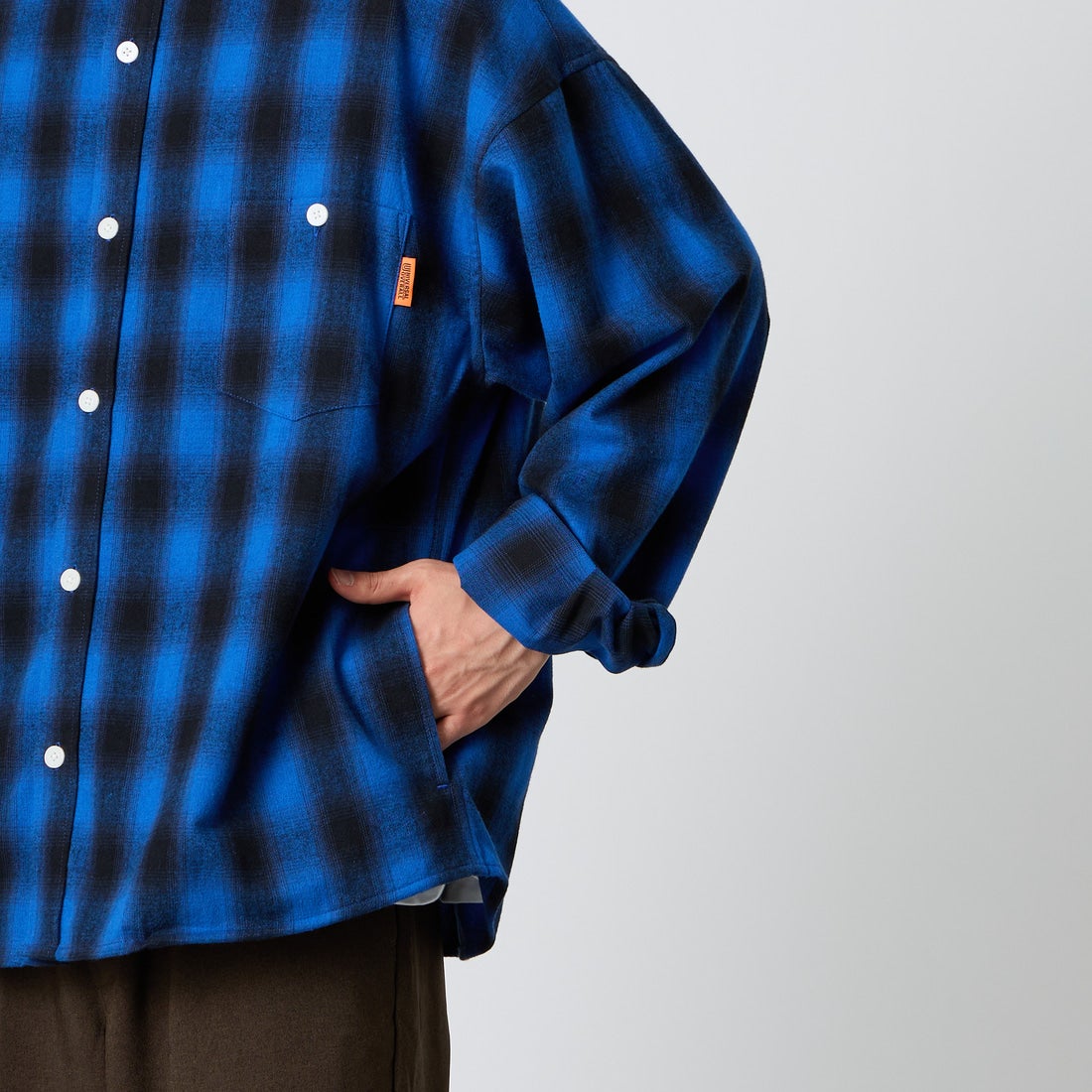UNIVERSAL OVERALL [ユニバーサルオーバーオール] チェック柄 パジャマシャツ [U2611100IN-JF] BLUE &&モデル身長：177cm 着用サイズ：L&&