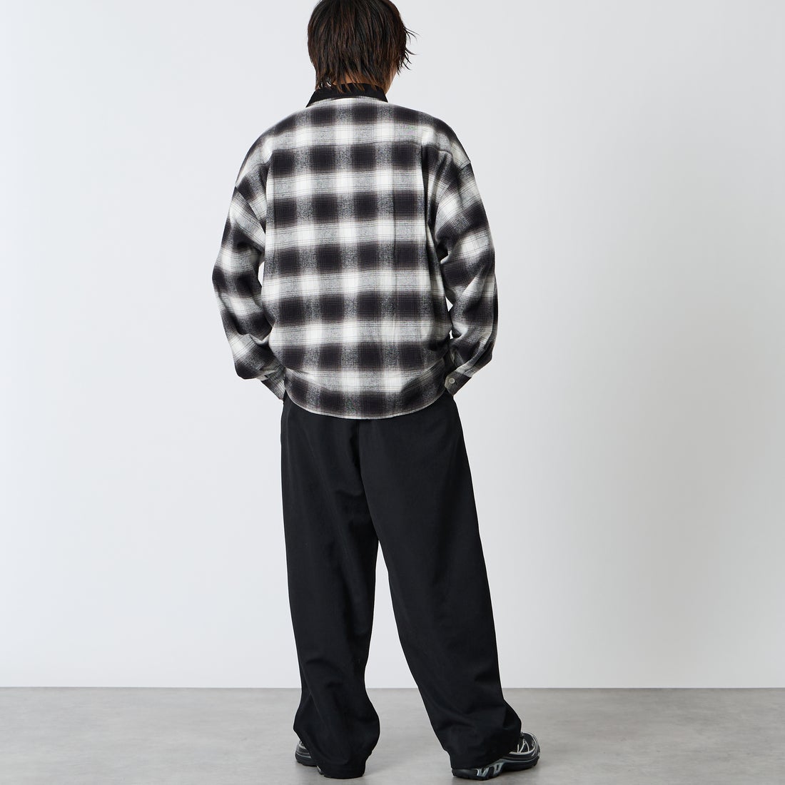 UNIVERSAL OVERALL [ユニバーサルオーバーオール] チェック柄 パジャマシャツ [U2611100IN-JF] BLACK &&モデル身長：177cm 着用サイズ：L&&