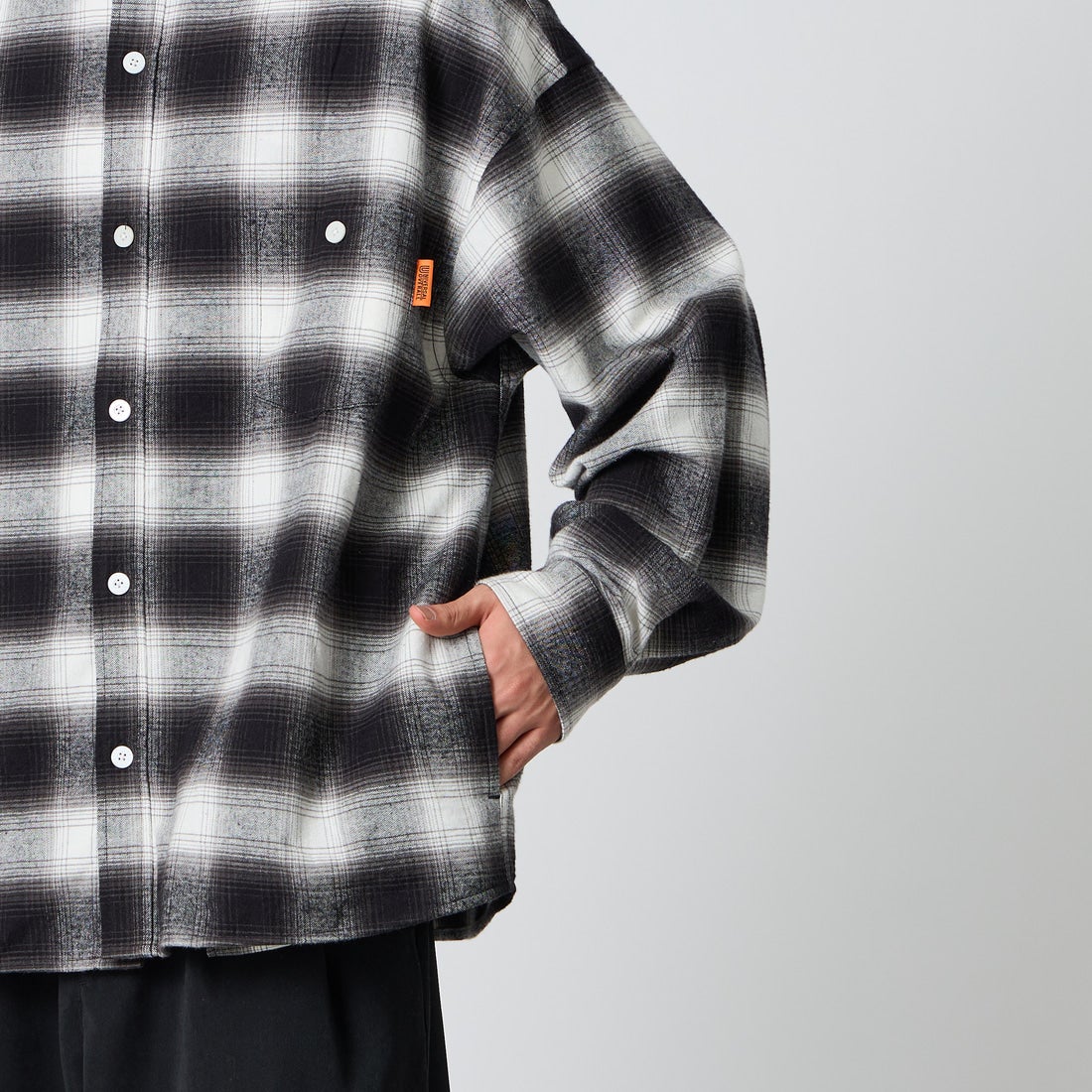 UNIVERSAL OVERALL [ユニバーサルオーバーオール] チェック柄 パジャマシャツ [U2611100IN-JF] BLACK &&モデル身長：177cm 着用サイズ：L&&