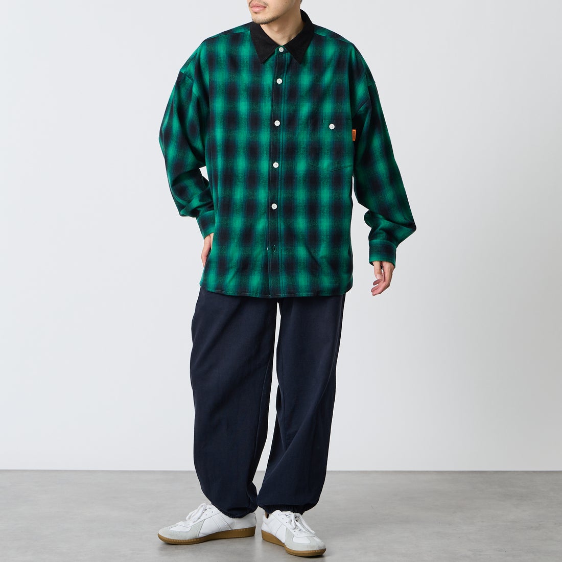UNIVERSAL OVERALL [ユニバーサルオーバーオール] チェック柄 パジャマシャツ [U2611100IN-JF] GREEN &&モデル身長：168cm 着用サイズ：L&&